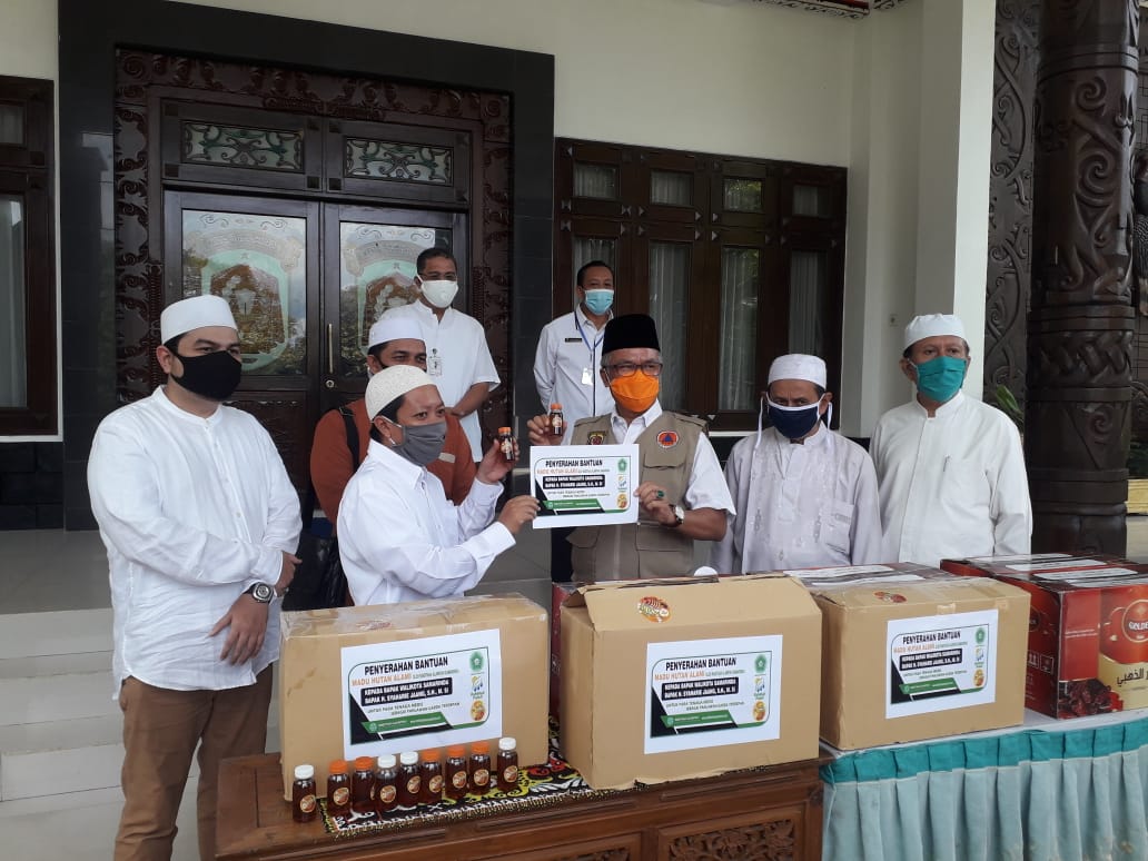 Walikota  Dapat Bantuan Madu Murni  Sumbawa Dan Kurma Untuk Para  Tenaga Medis