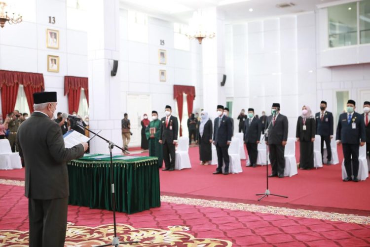 Isran Lantik 14 Pejabat Tingkat Pratama di Lingkungan Pemprov Kaltim