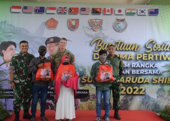 Ketua Umum  Dharma Pertiwi Serahkan Bantuan Paket  Sembako  Untuk  Masyarakat Amborawang