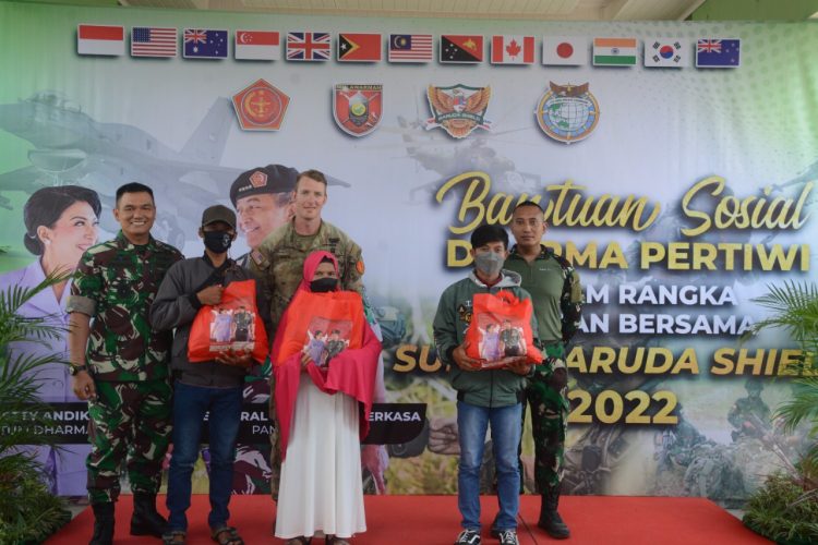 Ketua Umum  Dharma Pertiwi Serahkan Bantuan Paket  Sembako  Untuk  Masyarakat Amborawang