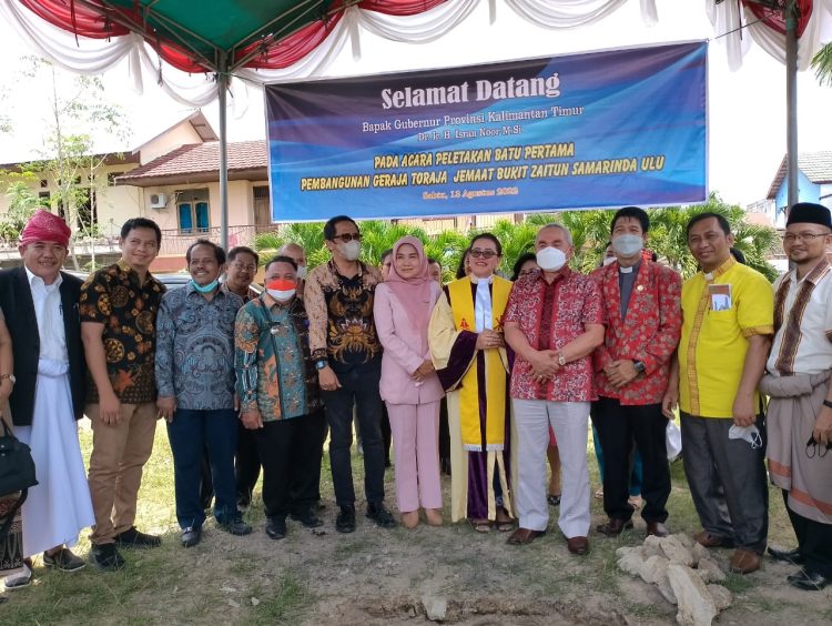 Gubernur Kaltim  Letakan Batu Pertama Pembangunan Gereja Toraja Jemaat Bukit Zaitun