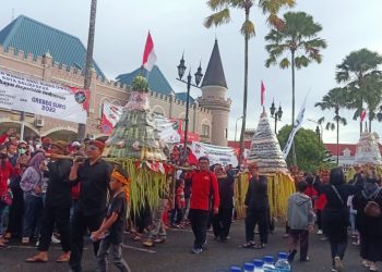 Warga Jawa Peringati Grebeg Suro Dengan Gunungan