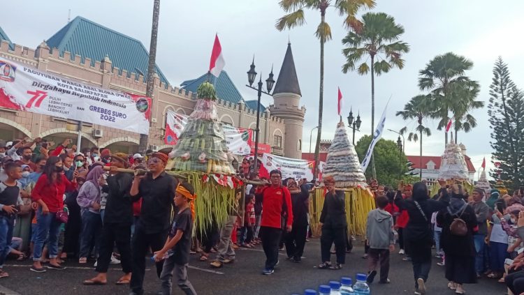 Warga Jawa Peringati Grebeg Suro Dengan Gunungan