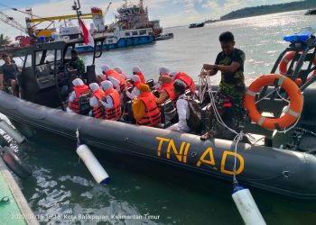 Prajurit Kompi Air dan SAR Berhasil Evakuasi  Pelajar SMP Penumpang  Kapal Klotok yang Karam