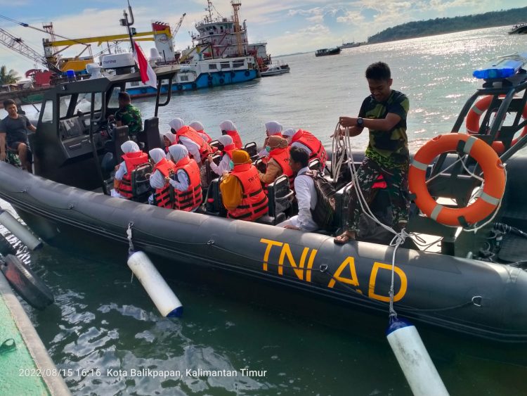 Prajurit Kompi Air dan SAR Berhasil Evakuasi Pelajar SMP Penumpang Kapal Klotok yang Karam
