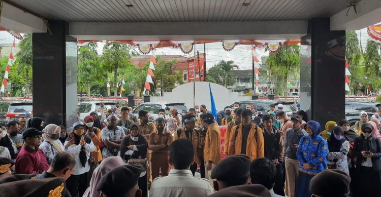 Anggota DPRD Samarinda  Terima Aksi Unjuk Rasa Para Guru di Samarinda