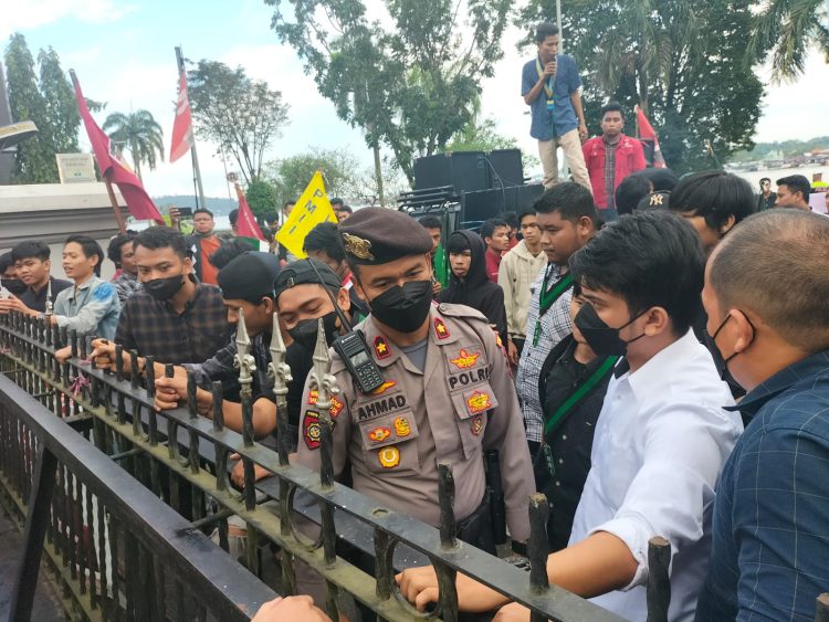 Kecewa Kenaikan BBM, Aliansi Cipayung Plus Rusak Pagar Kantor Gubernur Kaltim