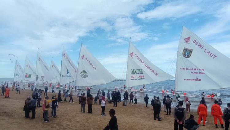 Kadispora Kaltim   Sambut Festival Sandeq di Pantai Manggar