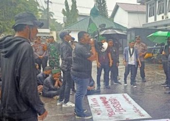 Wakil Ketua DPRD Samarinda Subandi  Ikut Kawal Aksi Mahasiswa di Bawah Guyuran Hujan Lebat