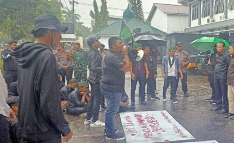 Wakil Ketua DPRD Samarinda Subandi  Ikut Kawal Aksi Mahasiswa di Bawah Guyuran Hujan Lebat