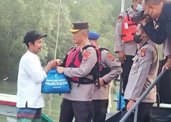 Kapolda Kaltim Bagi Sembako Kepada Nelayan