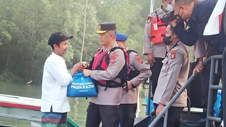 Kapolda Kaltim Bagi Sembako Kepada Nelayan