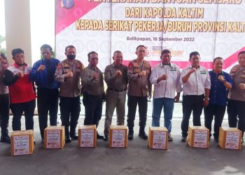 Kapolda Kaltim Bagikan Seribu Paket  Sembako Kepada  Serikat Buruh Kaltim