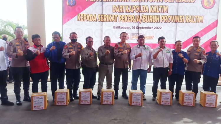 Kapolda Kaltim Bagikan Seribu Paket  Sembako Kepada  Serikat Buruh Kaltim
