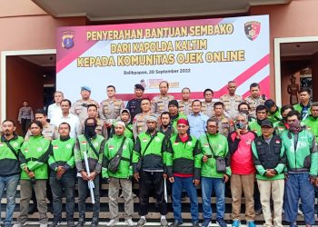 Kapolda Kaltim Serahkan Sembako Kepada Komunitas Ojol Balikpapan