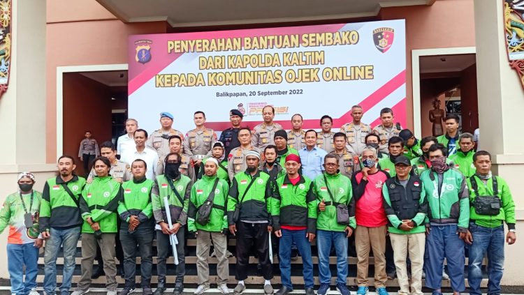 Kapolda Kaltim Serahkan Sembako Kepada Komunitas Ojol Balikpapan