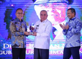 Mendag Zulkifli Hasan Serahkan Penghargaan Daerah Perlindungan Konsumen