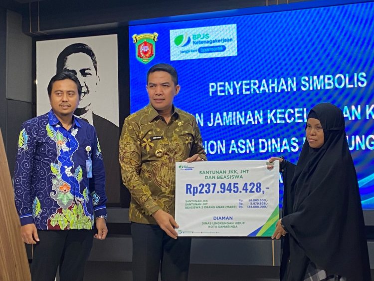Wali Kota Samarinda Andi Harun Menyerahkan Santunan BPJS Ketenaga Kerjaan Kepada  Non ASN DLH