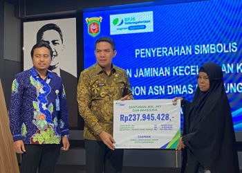 Wali Kota Samarinda Andi Harun Menyerahkan Santunan BPJS Ketenaga Kerjaan Kepada  Non ASN DLH