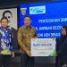 Wali Kota Samarinda Andi Harun Menyerahkan Santunan BPJS Ketenaga Kerjaan Kepada Non ASN DLH
