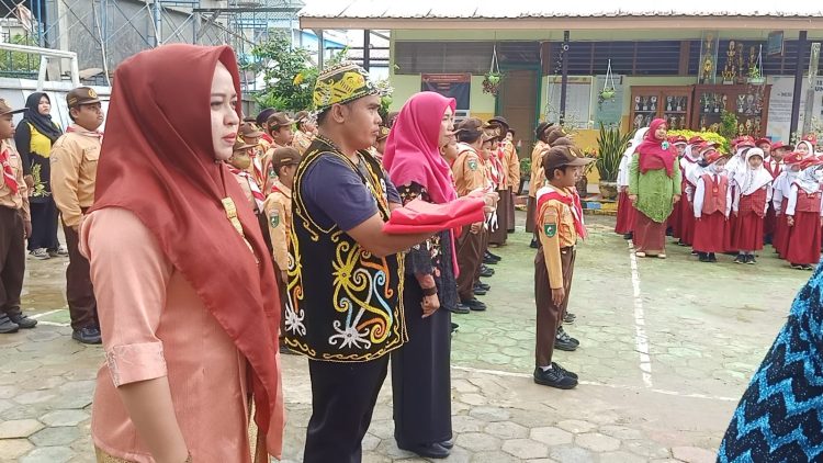 Peringatan  Sumpah Pemuda di SD N 004 Proklamasi Samarinda Gunakan Pakaian Adat