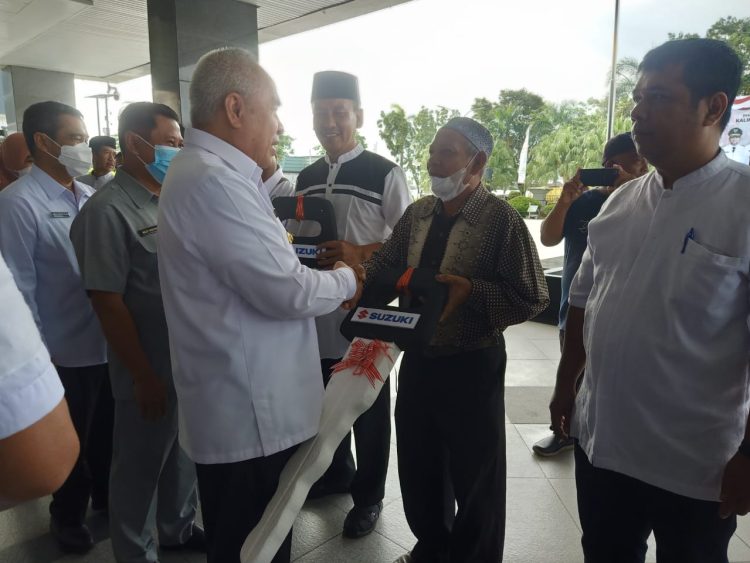 Isran Serahkan 15 Unit Mobil Pada Lembaga Sosial