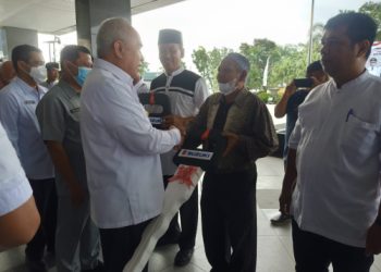 Isran Serahkan 15 Unit Mobil Pada Lembaga Sosial