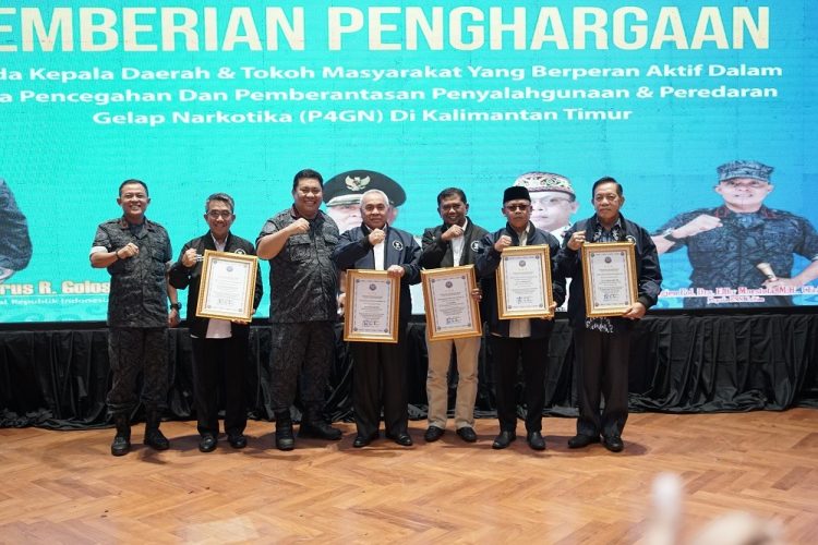 Gencar Perangi Narkoba, Bupati Ardiansyah Sulaiman Terima Penghargaan BNN