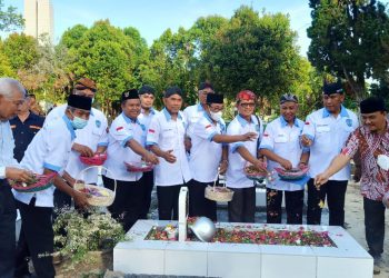 Ikapakarti Balikpapan  Tabur Bunga Di Taman Makam Pahlawan Dharma Agung.