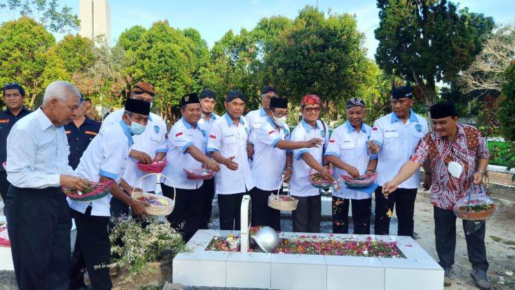 Ikapakarti Balikpapan  Tabur Bunga Di Taman Makam Pahlawan Dharma Agung.