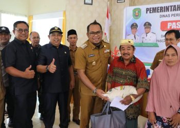 Tekan Inflasi, Wabup Bagikan Paket Sembako Sebanyak 1.438 Paket