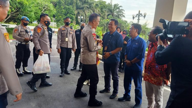 Kapolda Kaltim Serahkan Sembako Kepada Sejumlah Wartawan di Balikpapan
