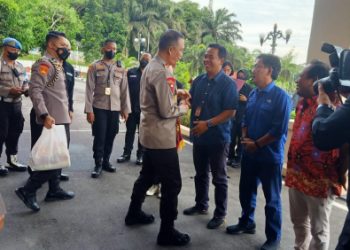 Kapolda Kaltim Serahkan Sembako Kepada Sejumlah Wartawan di Balikpapan