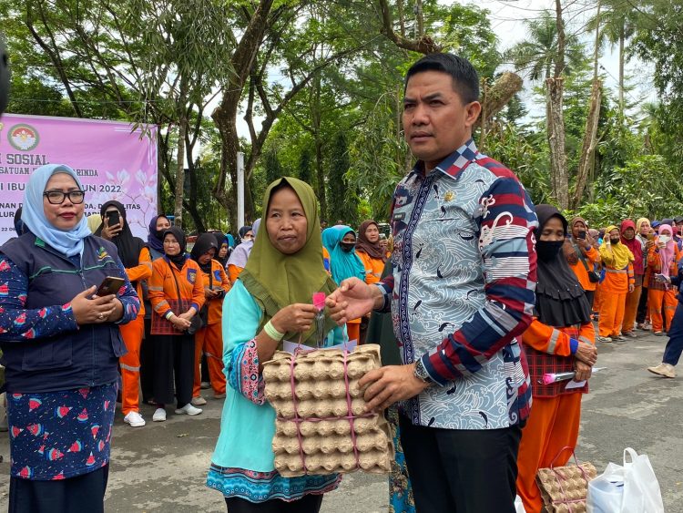 Puncak Hari Ibu di Samarinda  Bagikan 175 Paket Sembako.
