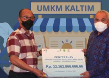Gubernur  Serahkam Bantuan Untuk UMKM di Kaltim