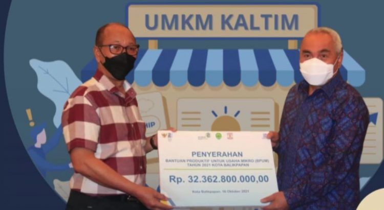 Gubernur  Serahkam Bantuan Untuk UMKM di Kaltim