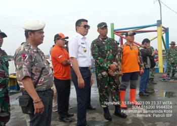 Andi Harun Tinjau Pembersihan Gulma  di Dermaga Mahakam Ilir Oleh Kodim 0901