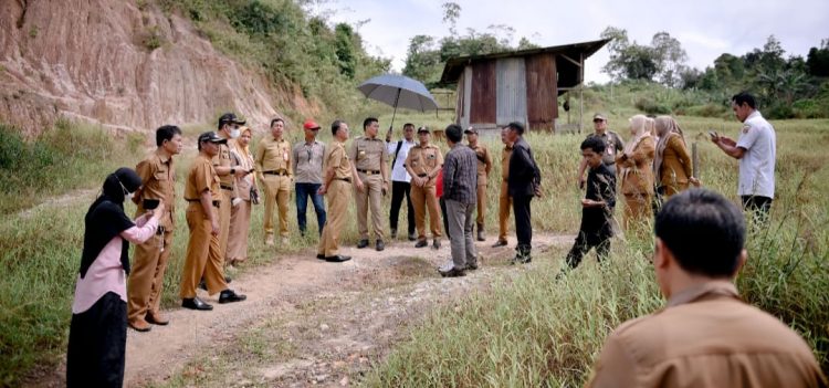 Walikota Samarinda Tinjau  Tanah Longsor di Perumahan Korem
