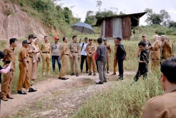 Walikota Samarinda Tinjau  Tanah Longsor di Perumahan Korem