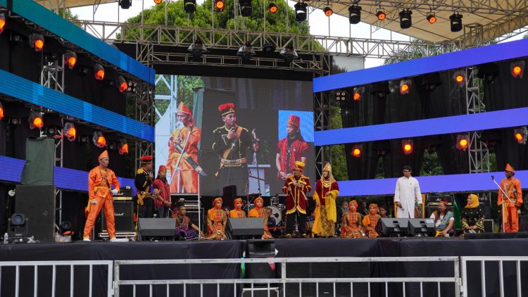 Teater Sandiwara Mamanda di Ajang Samarinda Festival “ Probebaya Bikin Bahagia “