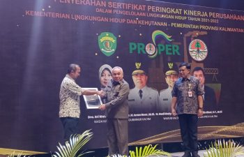 Gubernur  Serahkan  Sertifikat Proper LH Kepada Perusahaan Kaltim