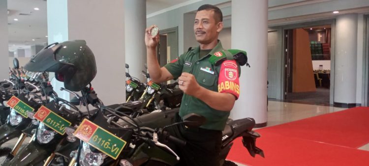 Babinsa Kopka TNI Azmiadi Terima Pin Penghormatan Dari Menhan RI