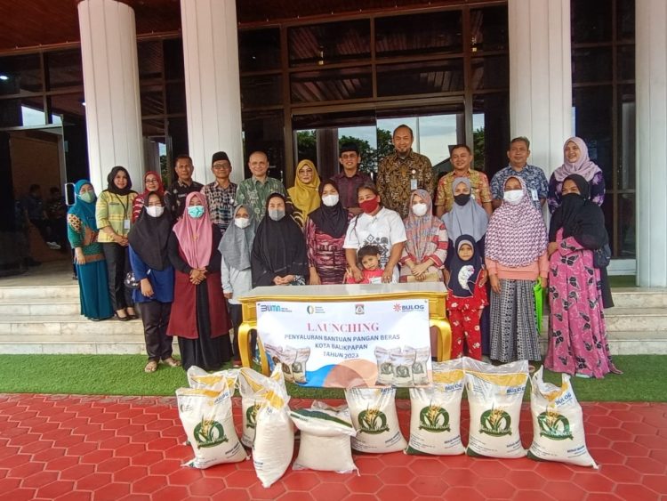 Bulog Kaltimtara dan Pemkot Balikpapan Launching  Penyaluran Bantuan Pangan Beras