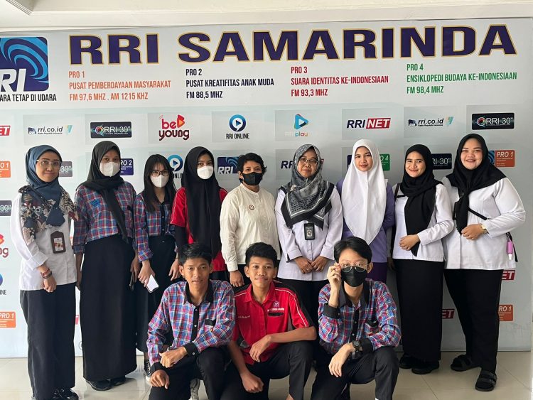 Siswa Prakerin KPID Kaltim Ke RRI Samarinda Melihat Siaran Radio yang Semakin Maju