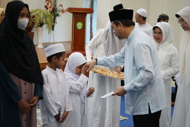 Bulan Ramadan, Wagub Kaltim Bersama Bapenda Santuni Yatim Piatu