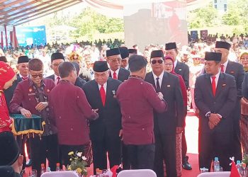 Gubernur Kaltim Terima Anugerah Tanda Kehormatan Satyalancana Wirakarya