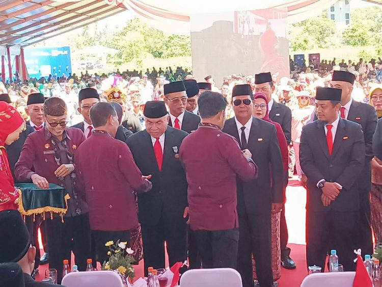 Gubernur Kaltim Terima Anugerah Tanda Kehormatan Satyalancana Wirakarya