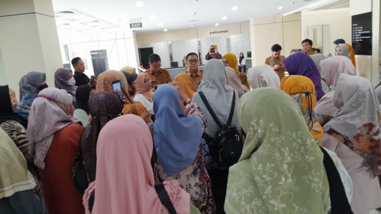 Resah, Puluhan Emak-emak Datangi BPKAD Kaltim