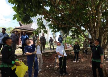 Gubernur dan Wagub Panen Buah Duku di Luar Musim