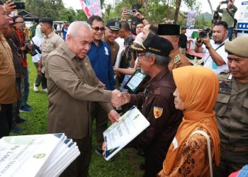 Isran Noor Salurkan Bantuan Sosial sebesar Rp150 juta. Kepada Sekretariat Lembaga Kesejahteraan Sosial Lanjut Usia (SKSLU)